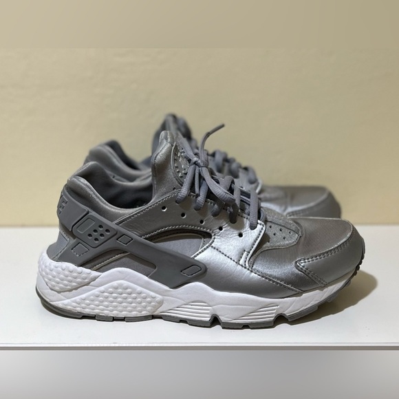 Nike Air Huarache Run SE Women's Running Shoes Size 7 Metallic Silver - Picture 5 of 10